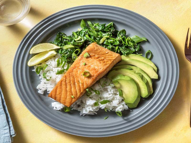 Lachsfilet in Teriyakisoße mit Avocado dazu Sesamspinat und Jasminreis ...