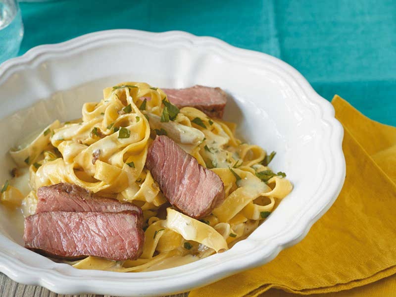 Paccheri mit Pistazien-Gremolata in zitroniger Sahnesoße, dazu ...