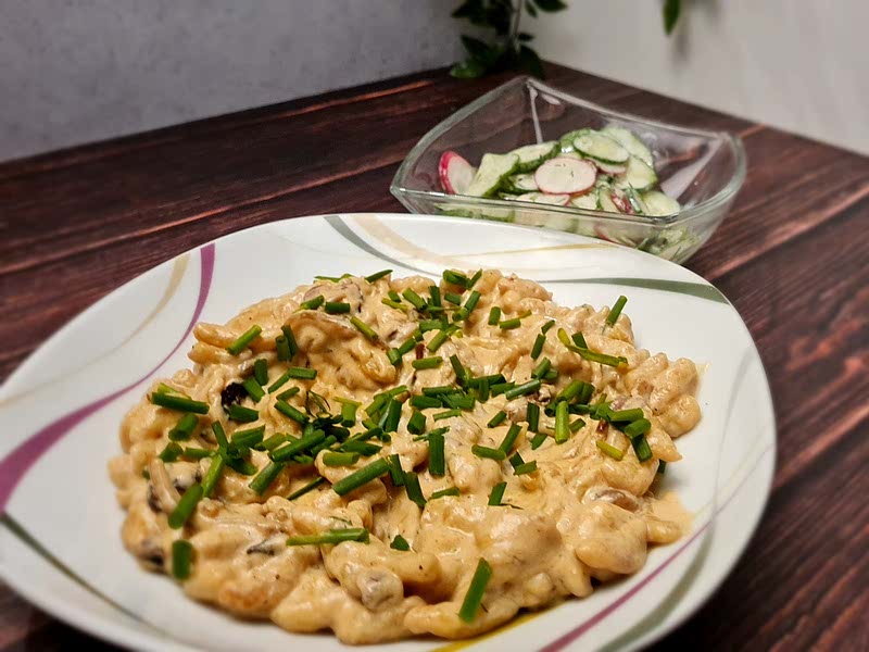 Cremige Spätzlepfanne mit Schmelzzwiebeln und Gurken-Radieschen-Salat ...