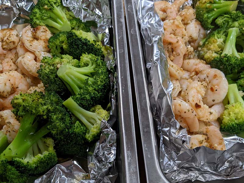 Baked Shrimp and Broccoli Foil Packs with Garlic Lemon Butter Sauce