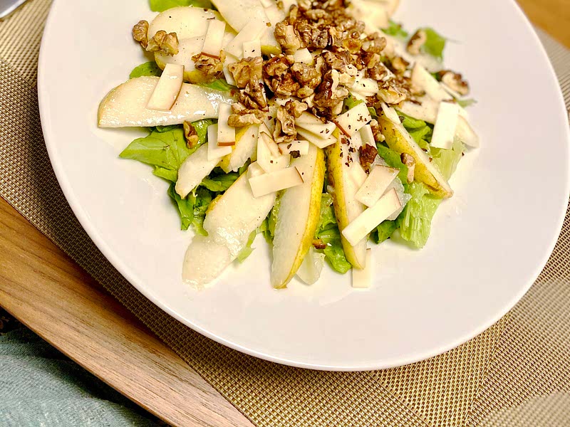 Goat’s cheese, pear and walnut salad Recipe Samsung Food