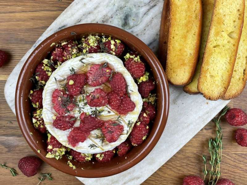 Baked Camembert With Pistachios And Blueberries - The Yummy Bowl