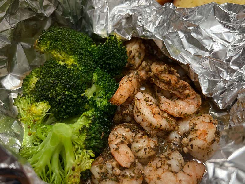 Baked Shrimp and Broccoli Foil Packs with Garlic Lemon Butter Sauce