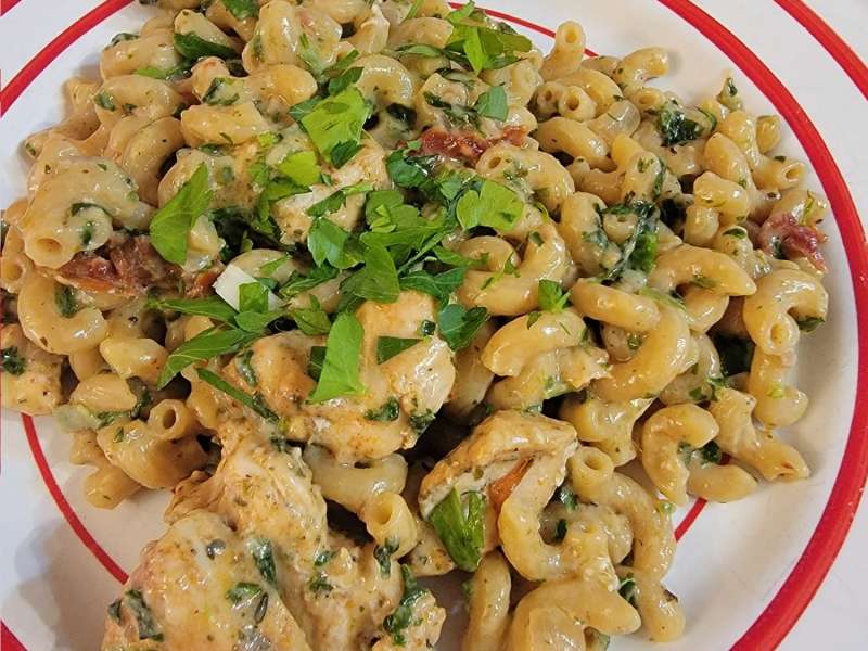 Tuscan Chicken Mac And Cheese (One Pot, Stove Top) - Cafe Delites