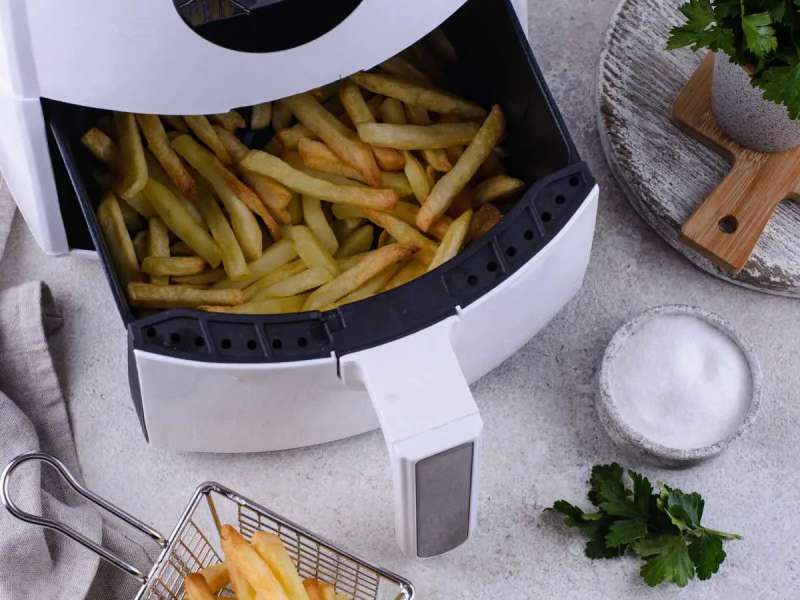Crujiente y delicioso: cómo hacer patatas fritas 🍟 congeladas en freidora  de aire casi sin aceite 