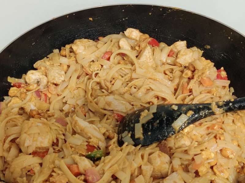Easy Spicy Chicken Pad Thai - My Modern Cookery