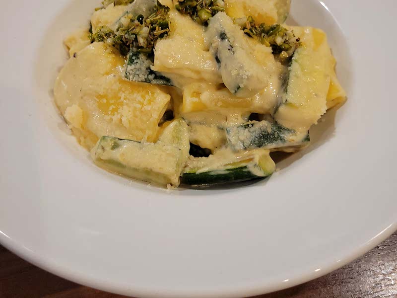 Paccheri mit Pistazien-Gremolata in zitroniger Sahnesoße, dazu ...
