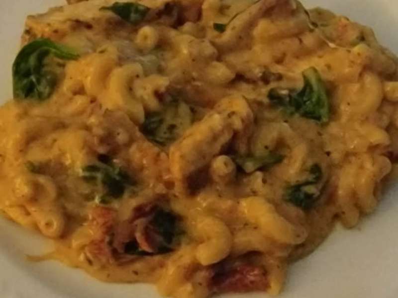 Tuscan Chicken Mac And Cheese (One Pot, Stove Top) - Cafe Delites