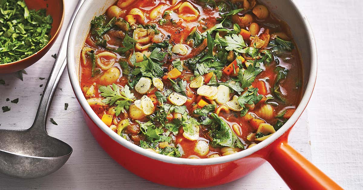 Kale, pasta and cannellini bean soup Recipe Samsung Food