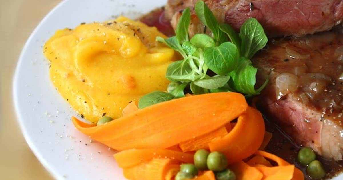 Rumpsteak in Schokoladen-Rotweinsauce mit Kürbispüree und glaciertem ...