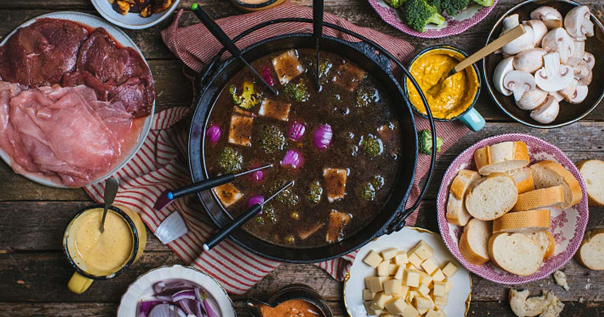 Bouillon pour fondue classique à la bière et au vin rouge Recipe