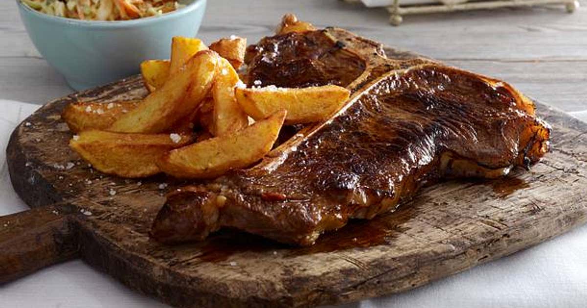 Knoblauch-Bier-Steak mit Kartoffelstäbchen und Cole Slaw Recipe ...