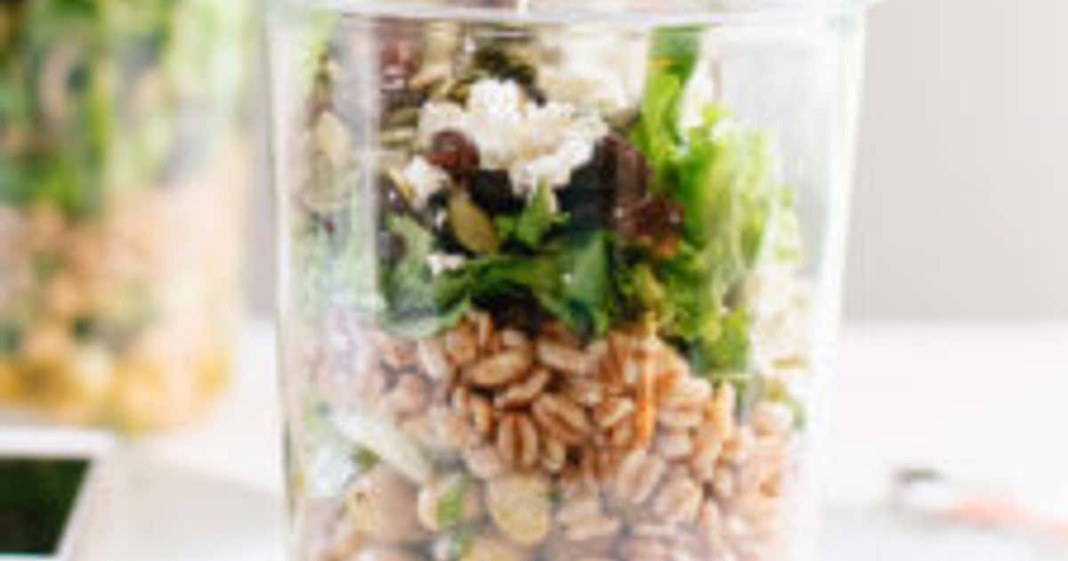 Mason Jar Chickpea, Farro and Greens Salad (plus lunch packing tips