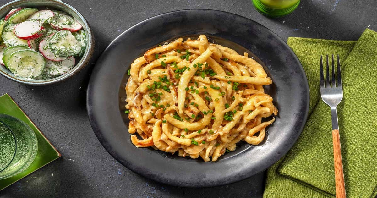 Cremige Spätzlepfanne mit Schmelzzwiebeln und Gurken-Radieschen-Salat ...