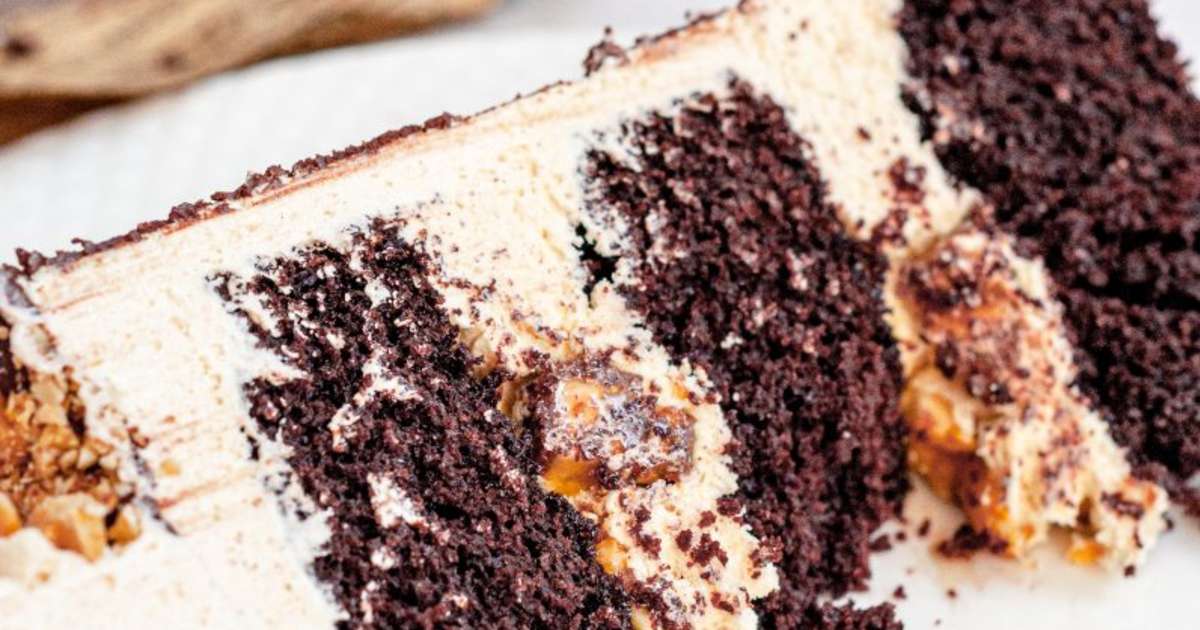 Snickers Poke Cake Recipe | An Amazing Snickers Dessert Idea!
