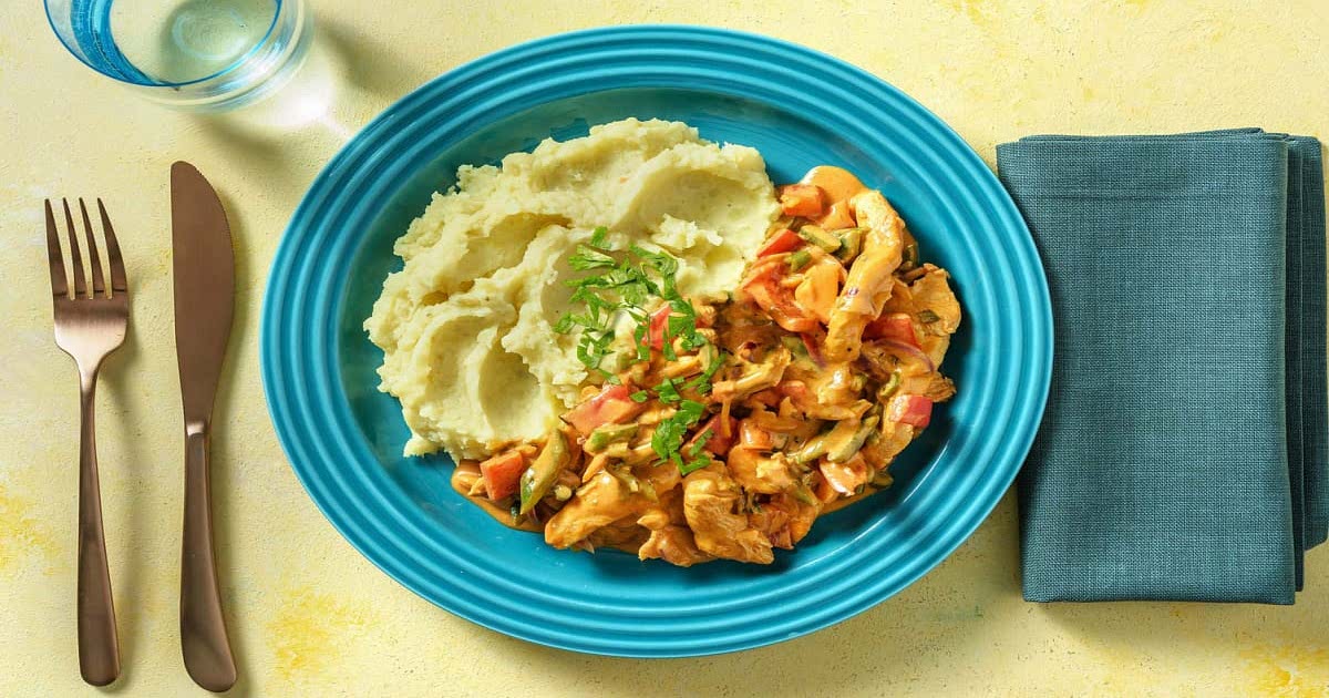 Buntes Hähnchen-Gulasch mit Paprika-Bohnen-Gemüse und Kartoffelpüree ...