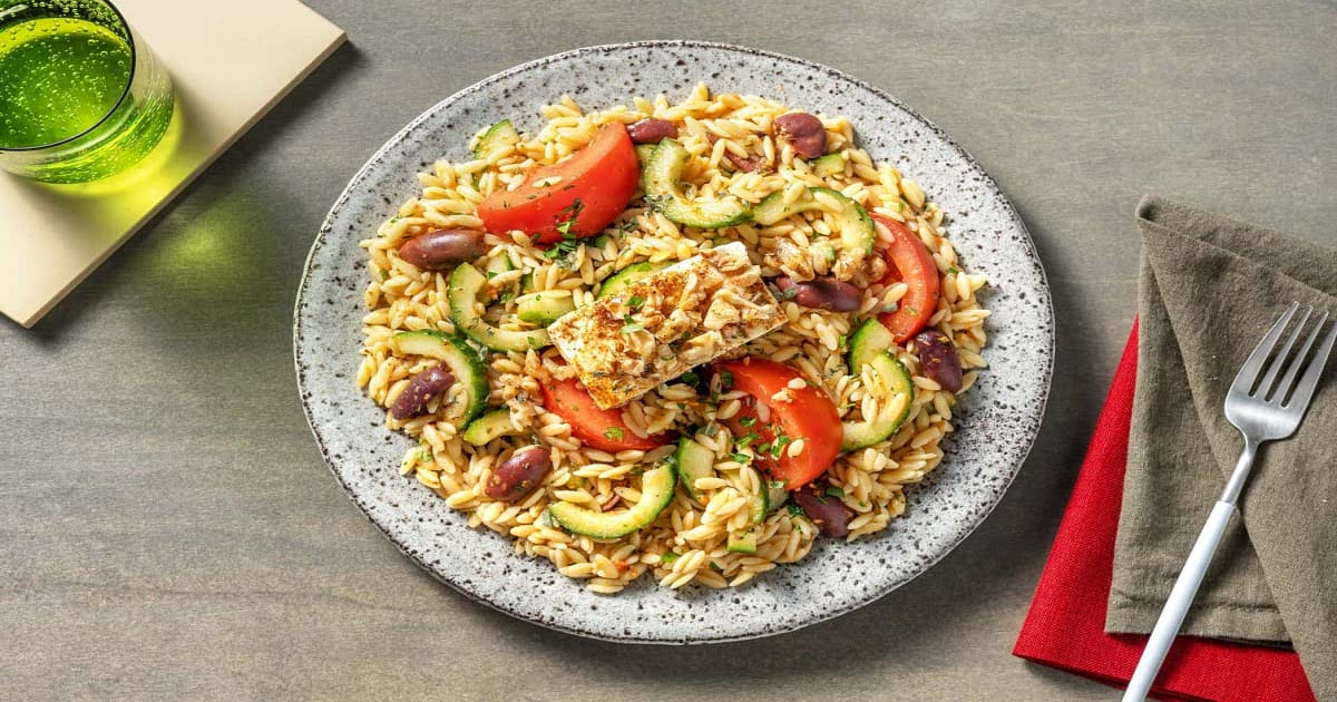Griechischer Orzo-Salat mit Kalamata-Oliven dazu gebackener Hirtenkäse ...