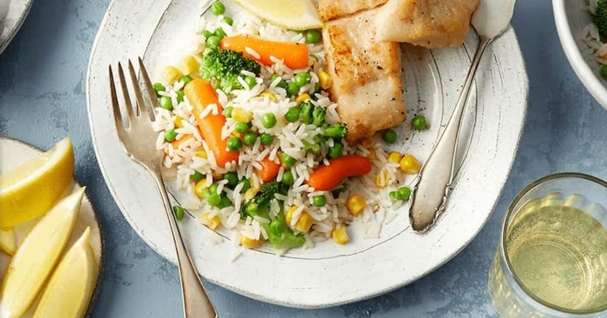 Gebratenes Fischfilet auf Gemüse-Reis Recipe | Samsung Food App