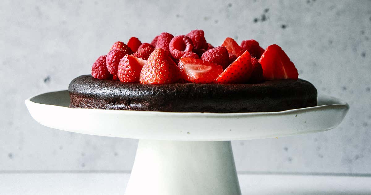 4Ingredient Chocolate Fudge Cake Recipe Samsung Food