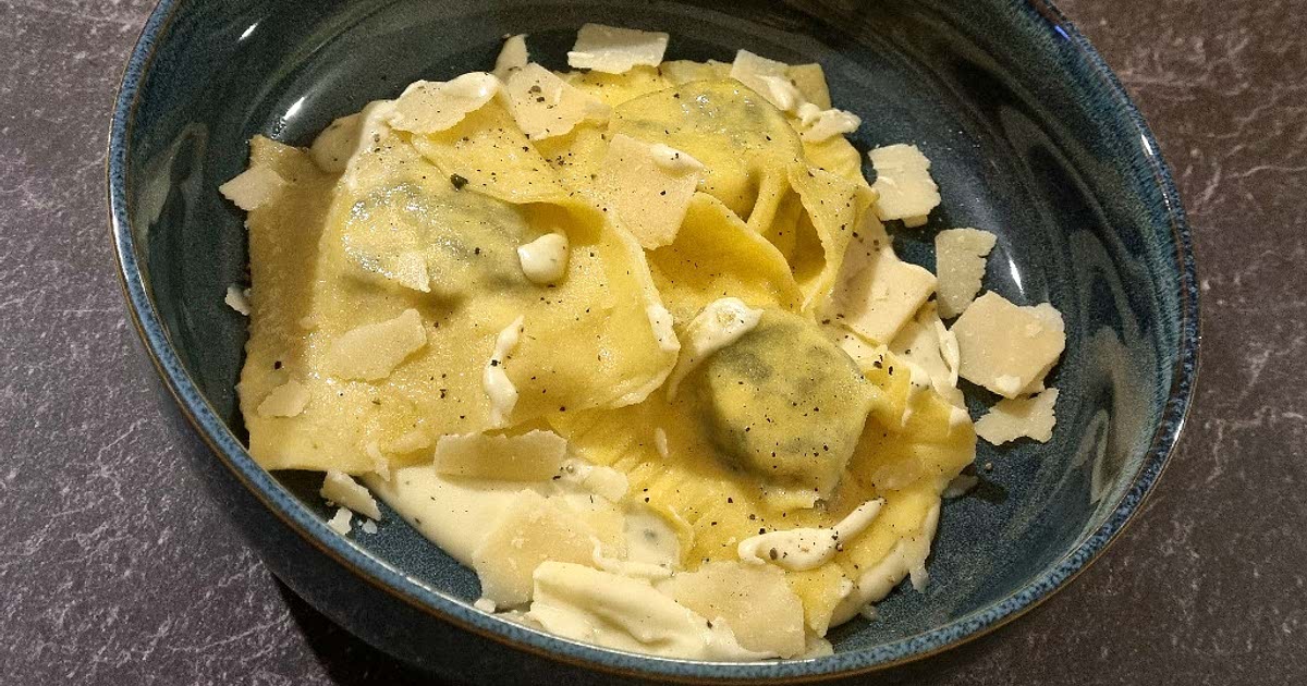 Selbstgemachte Raviolis mit Spinat-Ricottafüllung und Käsesoße Recipe ...
