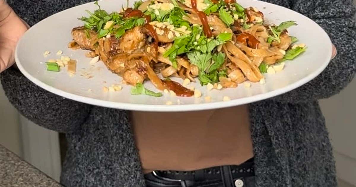Peanut hoisin noodles Recipe Samsung Food