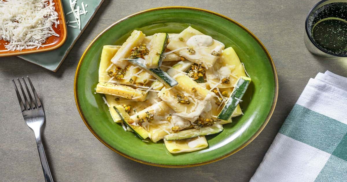 Paccheri mit Pistazien-Gremolata in zitroniger Sahnesoße, dazu ...