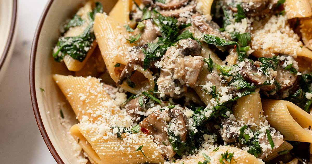30Minute Spinach and Mushroom Pasta in a Light Cream Sauce Recipe