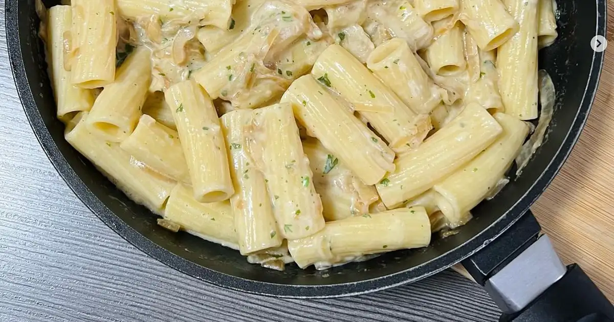 Pasta mit karamellisierten Zwiebeln Recipe — Samsung Food
