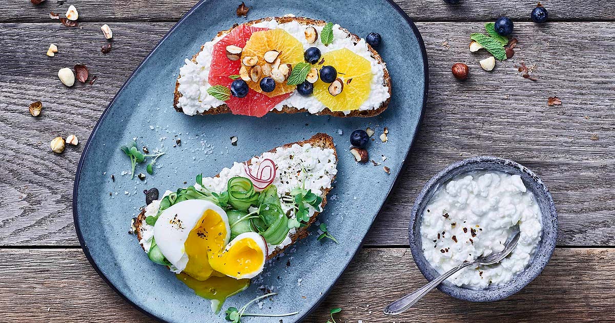 Frühstück: Herzhaftes oder süßes Low-Carb Brot mit körnigem Frischkäse ...