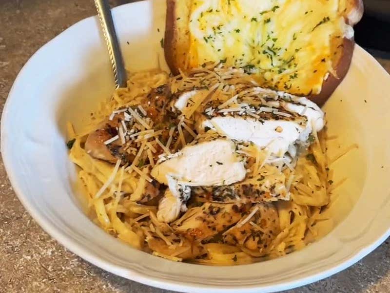 Chicken Alfredo & Cheesy Garlic Toast Recipe Whisk
