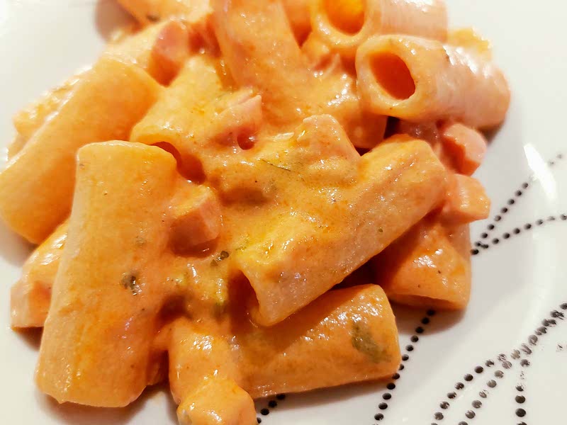 Pasta Tomato sauce, heavy cream and ham Recipe Whisk