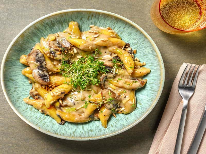 Schupfnudeln in Portobello-Rahmsoße mit Kresse und Sonnenblumenkernen ... Schupfnudeln in Portobello-Rahmsoße mit Kresse und Sonnenblumenkernen ...