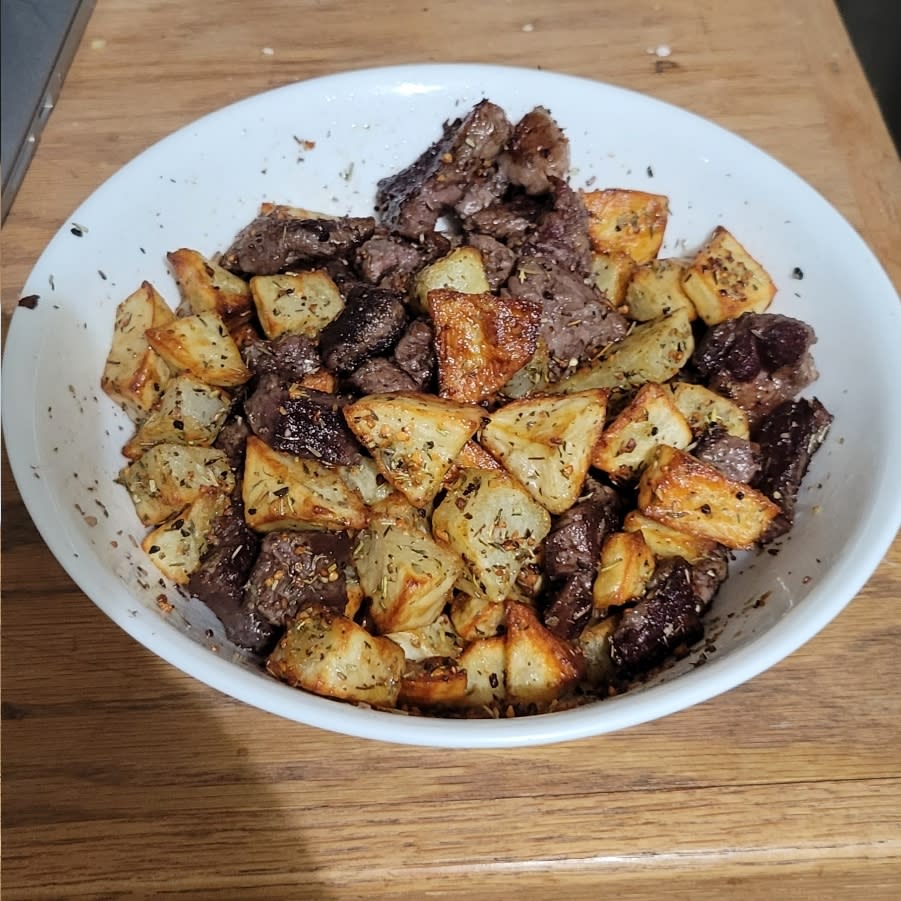 Garlic Butter Herb Steak Bites With Potatoes Recipe Samsung Food 